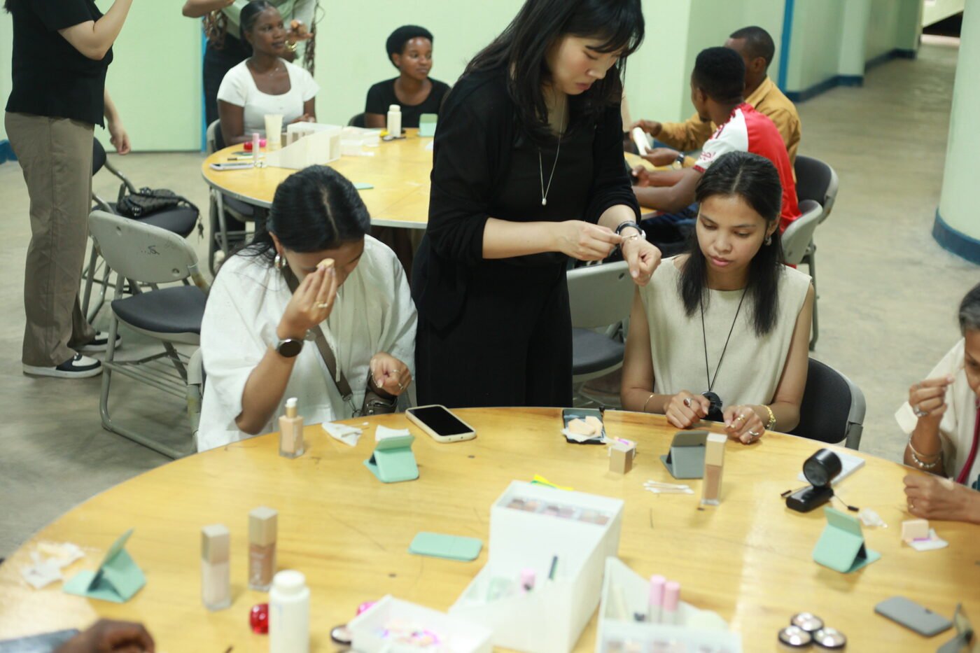 K-Beauty instructor Choi Jiwoo guiding participants at their table